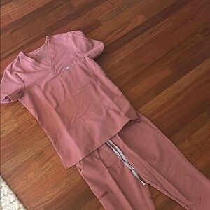 FIGS Mauve Scrub Set